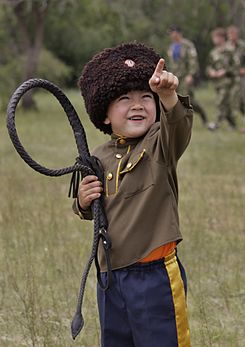 Menino cossaco do Baikal de quatro anos na aldeia de Bayan, Buriácia, Rússia. (definição 2 601 × 3 689)