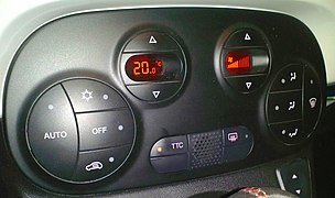 Tableau de bord : la climatisation automatique et en bas au centre le bouton Torque Transfer Control