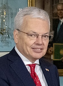 (Didier Reynders) Le secrétaire Pompeo pose pour une photo avec le vice-Premier ministre belge Reynders (46262939345) (recadré) .jpg