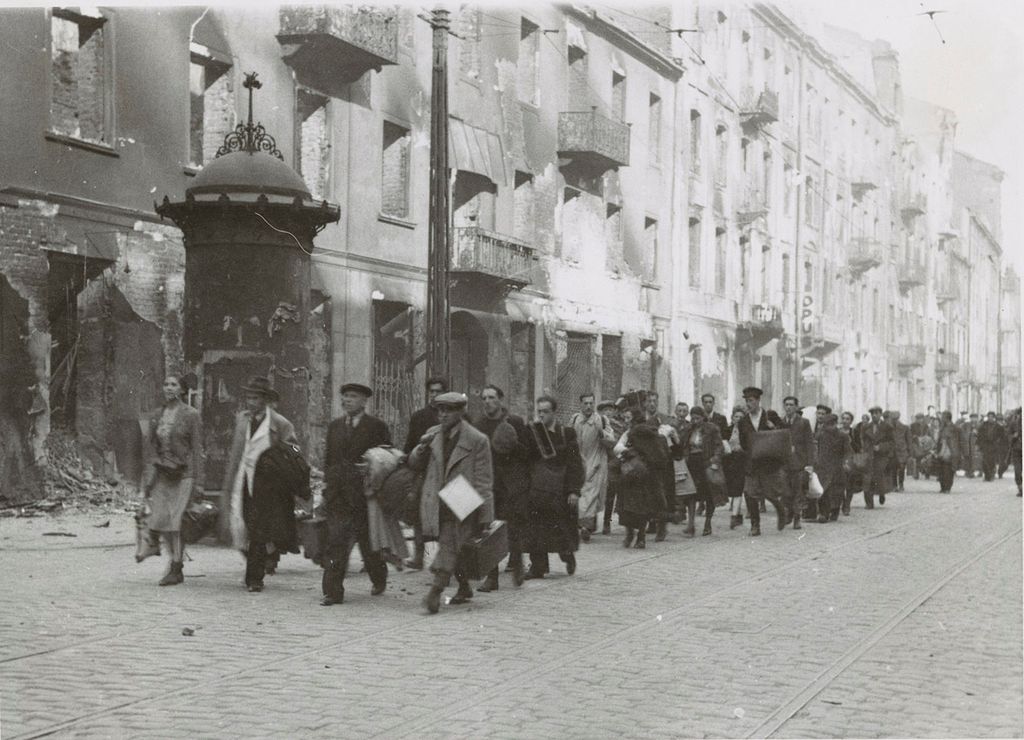 Żydzi w drodze Umschlagplatz 1943