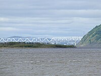 Vista del puente Komsomolsky desde el pueblo de Verkhnyaya Ekon, Komsomolsk-on-Amur es visible en la distancia.  Fotografiado con aumento.