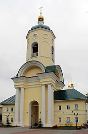 Campanario con reloj, restaurado en 2014-2016.