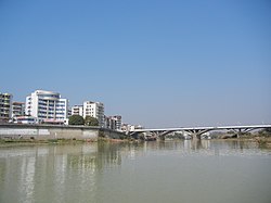 市街地を流れる梅江と華興大橋