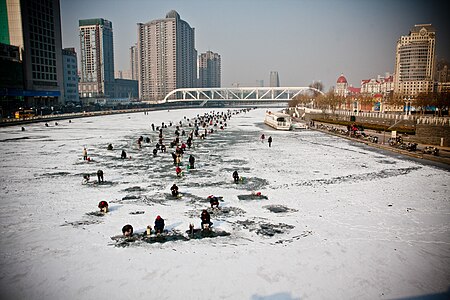 Tập_tin:天津冬季的海河冰上垂钓.jpg