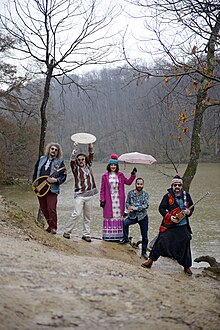 Image promotionnelle BaBa ZuLa, 2016. LR Periklis Tsoukalas, Levent Akman, Melike Şahin, Özgür Çakırlar, Murat Ertel