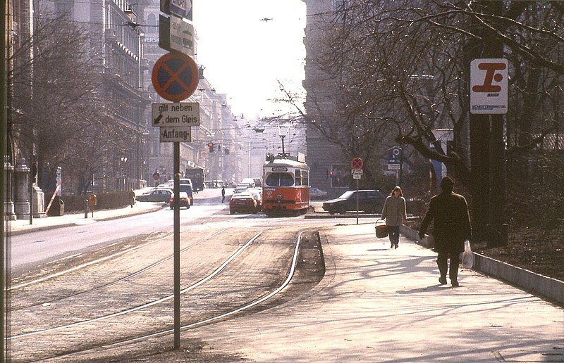 File:145R13170386 Schlickplatz – Kolingasse, Blick Richtung Ring, Strassenbahn Linie D, Typ E1.jpg