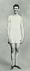 Der Olympiazweite Konstantinos Tsiklitiras, auch Olympiazweiter im Standhochsprung und 1912 Standweitsprung-Olympiasieger