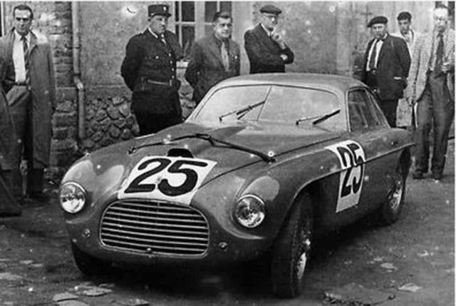 The Ferrari 195 S of Sommer and Serafini, which led early on but retired due to electrical issues
