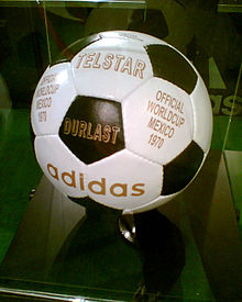 L'Adidas Telstar, il pallone ufficiale della manifestazione.
