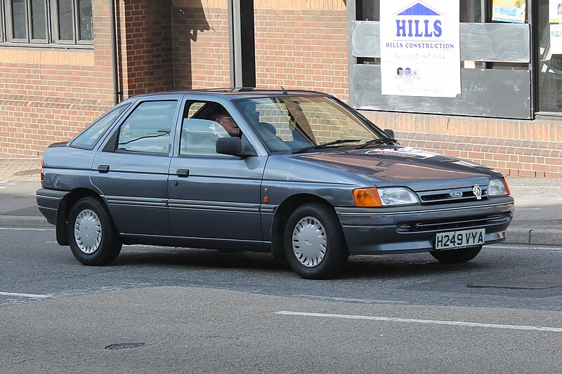 File:1991 Ford Escort 1.4 Ghia (pre facelift) (9860578574).jpg