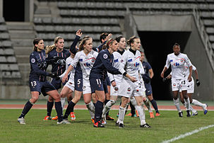 Phase de jeu du match Juvisy-PSG comptant pour le championnat de France de football féminin 2012-2013, le 9 décembre 2012. (définition réelle 4 520 × 3 013)