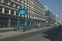 Zugang von einer Verkehrsinsel in Berlin