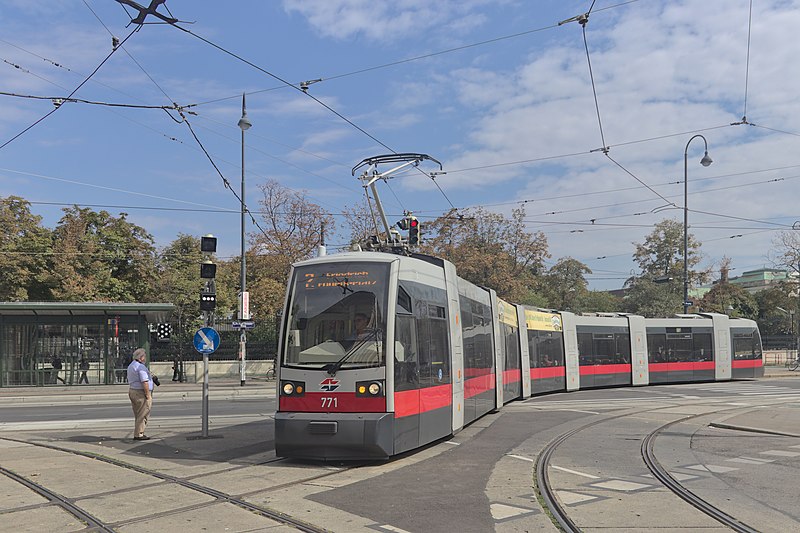 File:2018-09-15 AT Wien 01 Innere Stadt, Dr.-Karl-Renner-Ring, Burgring, B1 771 Linie 2 (50926002058).jpg