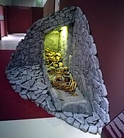 Rekonstruktion des Innenbereichs eines Dolmens im Museum San Telmo 2019