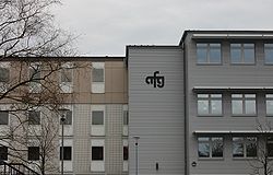 Vorderseite des Gymnasiums mit dem Logo