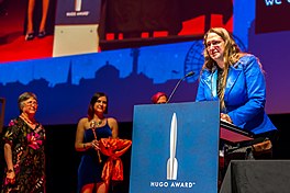 Ada Palmer nimt de John W. Campbell Award yn ûntfangst op Worldcon 75 yn Helsinki, yn 2017.