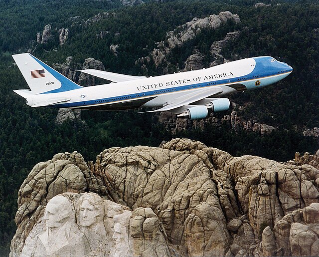 Letadlo prezidenta Spojených států amerických Air Force One při přeletu Mount Rushmore