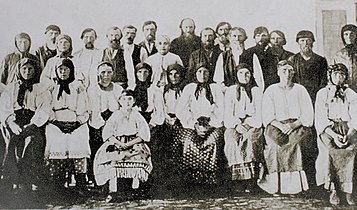 KD Alchevskaya talonpoikien kanssa Alekseevkan kylässä, Mikhailovsky volostissa, Slavyanoserbskyn alueella.  1900-luvun alku