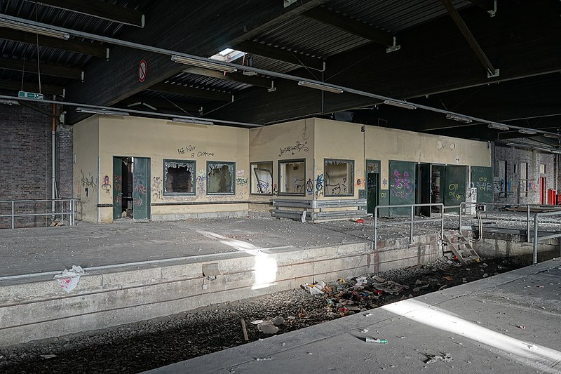 File:Alte Bahnposthalle Hof, Bereich mit Wänden 20201121 DSC6264.jpg