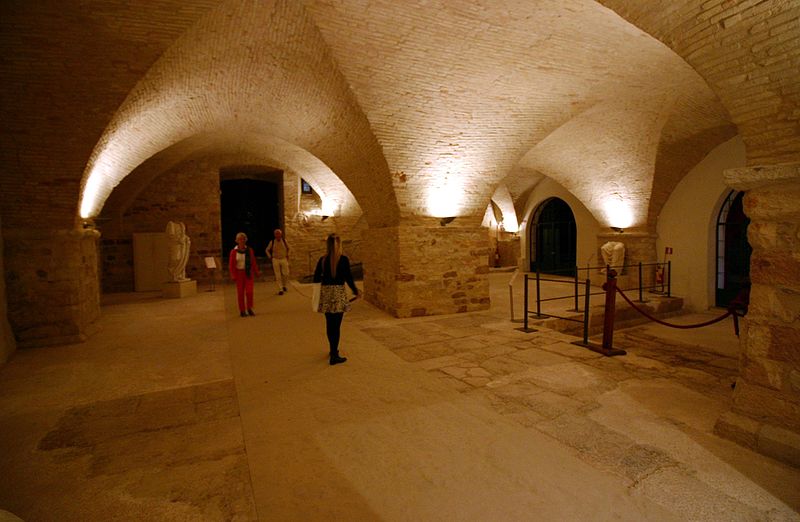 File:Ancient cellar - Ruins of the ancient Roman forum - Assisi 2016.jpg