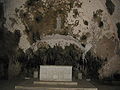 Altar mit Resten von Freskenmalerei an der Felswand