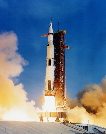 アポロ11号の搭乗員たちを乗せて月へと向かうサターンV。1969年7月16日