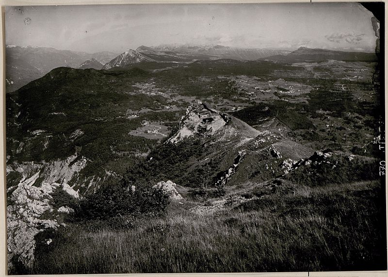 File:Artillerie-Beobachtungsstand Pisnaknott mit Panorama Cima di Vezzena-Lusern; (BildID 15730675).jpg