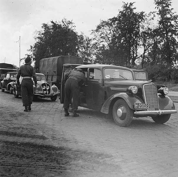 File:Auto´s worden gecontroleerd door militairen, Bestanddeelnr 900-6225.jpg