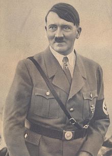 Hitler in Parteiuniform, 1933 (Quelle: Wikimedia)