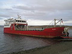 Porveni港口的Barcaza Melinka，每日为海峡两岸的Punta Arenas和Porvenir提供汽车轮渡服务