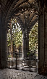 La Font de Sant Jordi i el claustre.