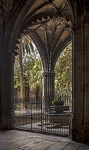 Barcelona Cathedral - The fountain of the cloister.jpg