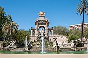 English: The Parc de la Ciutadella is a large park in Barcelona and was established in the mid of the 19th century. The remarkable fountain "Font de la Cascada" was designed by Josep Fontserè i Mestre. Deutsch: Der Parc de la Ciutadella (Park der Zitadelle) ist ein großer Park in Barcelona. Er wurde in der Mitte des 19. Jahrhunderts eingerichtet. Die bemerkenswerte Brunnenanlage "Font de la Cascada" ist ein Werk von Josep Fontserè i Mestre.