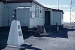 Büste des chilenischen Seehelden Arturo Prat, aufgestellt im Jahr 1947 auf der Station gleichen Namens auf der Greenwich-Insel, Südliche Shetlandinseln. Die Büste ist repräsentativ für Aktivitäten vor dem Internationalen Geophysikalischen Jahr und hat symbolische Bedeutung im Zusammenhang mit der chilenischen Präsenz in der Antarktis.