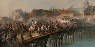 Des soldats combattent sur un pont. Au premier plan, Napoléon et des cavaliers. À l'arrière-plan, un village.