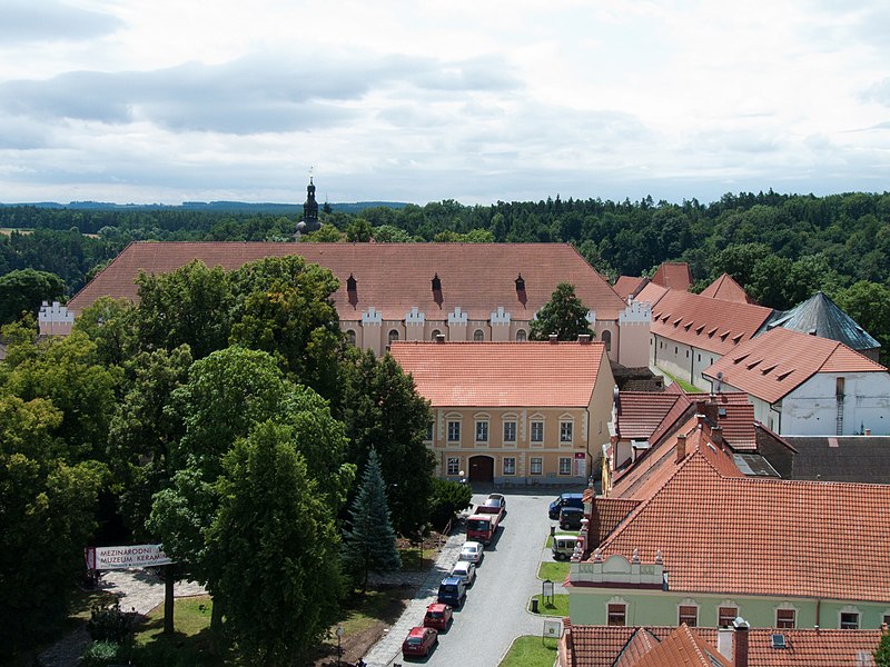 File:Bechyně - pohled na zámek.jpg