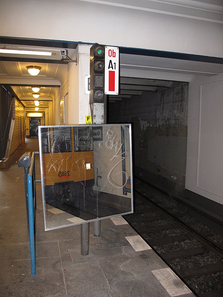 File:Berlin Chapters Conference 2011, mirror in the underground.JPG