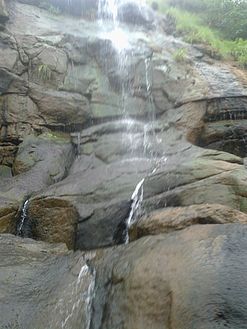 Ujëvara në Shpellat Bhaja.