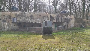 Le bloc avec son armement de défense sous cloches (dessus) et sous casemate (à gauche deux créneaux).