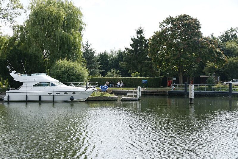 File:Boat near the lock - geograph.org.uk - 4673280.jpg