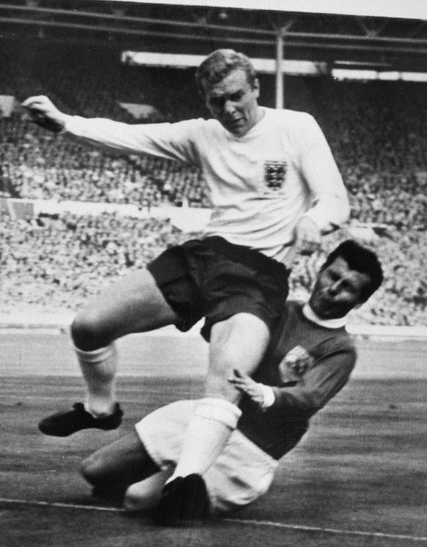 Bobby Moore (left) vs. Masopust at the 1963 England v Rest of the World football match
