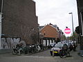 Poortstraat hoek Bouwstraat met linksachter in de straat met uitstekend dak de Ned. Herv. Gemeenteschool te Utrecht