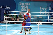 Deutsch: Boxen bei den Olympischen Jugendspielen 2018 Tag 12, 18. Oktober 2018 - Finale Leichtgewicht Mädchen – Junioren-Weltmeisterin und dreifache Juniorinnen-Europameisterin Caroline Sara DuBois (Großbritannien, blau) schlägt Juniorinnen-Asienmeisterin Porntip Buapa (Thailand, rot). English: Boxing at the 2018 Summer Youth Olympics on 18 October 2018 – Girls' lightweight Gold Medal Bout – Caroline Sara DuBois (Grat Britain, blue) wins over Porntip Buapa (Thailand, red). Español: Boxeo en los Juegos Olímpicos Juveniles de Verano de 2018 en 18 de octubre de 2018 - Combate de medalla de oro de peso ligero para niñas - Caroline Sara DuBois (Gran Bretaña, azul ) gana sobre Porntip Buapa (Tailandia, rojo).