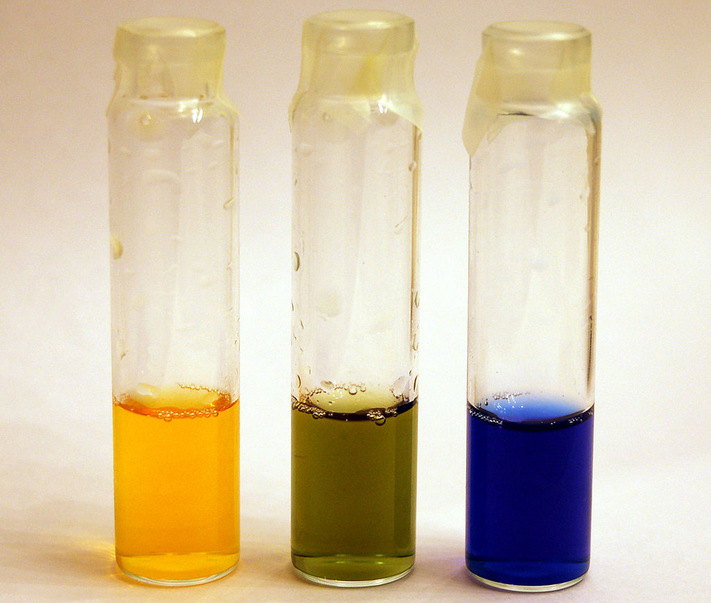 BTB i sur (gul), neutral (grön) och basisk (blå) lösning. 