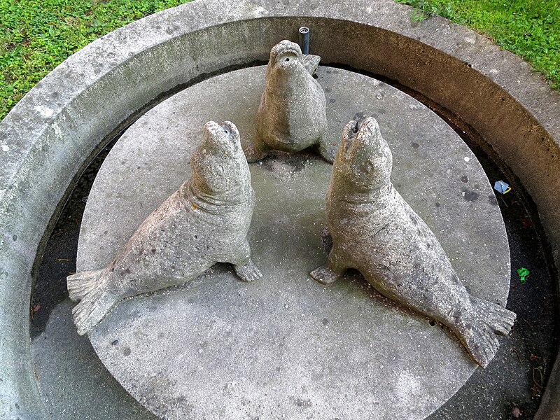 File:Brunnen vor Rollingergasse 2.JPG