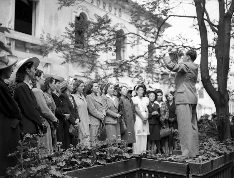 File:Bugát Pál (Hanák Kolos) tér, a KIOSZK Söröző előtt. A Budapesti Cecilia Kórus próbája, a karnagy Bárdos Lajos. Fortepan 71624.jpg