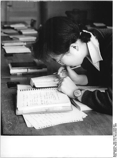 File:Bundesarchiv Bild 183-B1111-0006-001, Leipzig, Universität, Ausländischer Student lernend.jpg