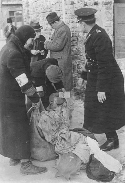 קובץ:Bundesarchiv Bild 183-L22981, Polen, Ghetto Krakau, Polizeikontrolle.jpg
