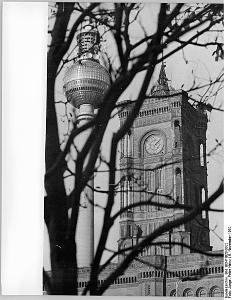 File:Bundesarchiv Bild 183-P1028-0302, Berlin, Fernsehturm, Rotes Rathaus.jpg
