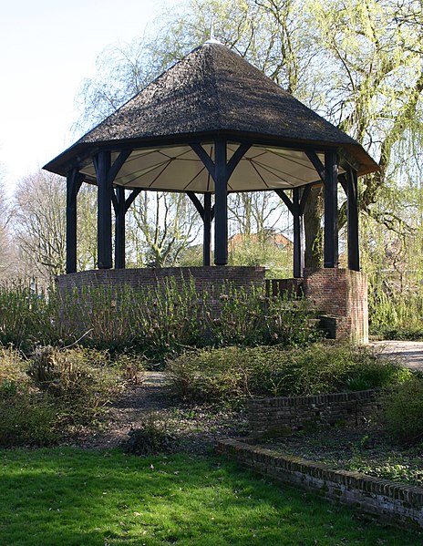 File:Burchtplein muziektent.JPG